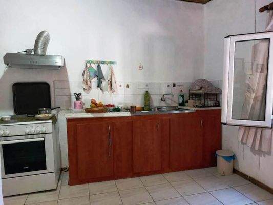 Ostkreta, Pappagiannades: Bewohnbares Haus mit Olivenbäumen und Bergblick zu verkaufen