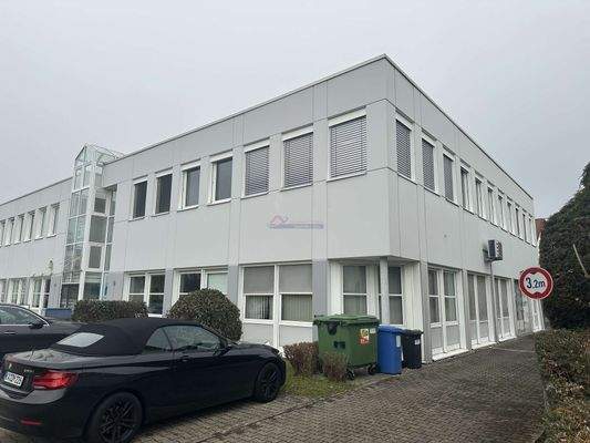 Gebäudehälfte Einfahrt Stellplätze