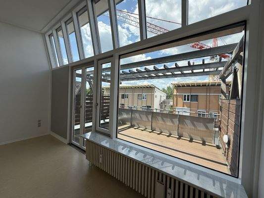 Ausblick vom Wohnbereich auf die Terrasse 