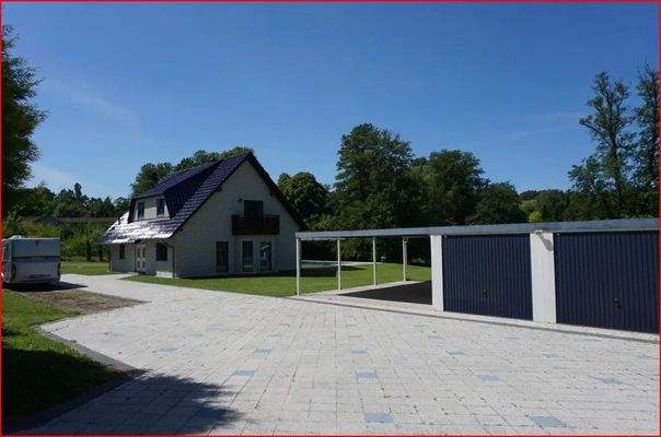 Garagen und Hausansicht