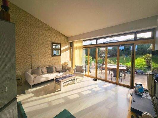  Lichtdurchfluteter Wohnraum mit Blick ins Grüne