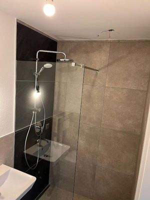 Dusche im Gäste WC   EG