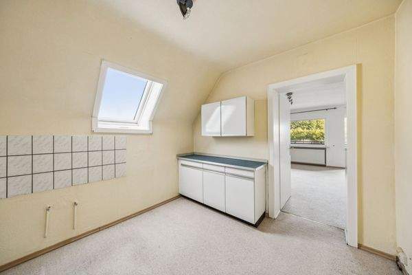 heller Raum im Obergeschoss mit praktischem Küchenanschluss