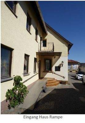 Hauseingang mit Rampe.JPG