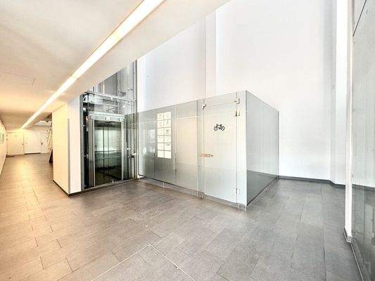 barrierefreier Liftzugang und Fahrradraum