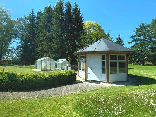 Gartenhaus und Gewächshäuser
