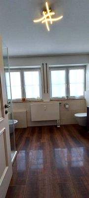 Bad mit großem Fenster und neuem Boden