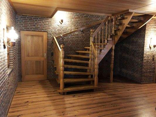 Flur EG Treppe ins OG