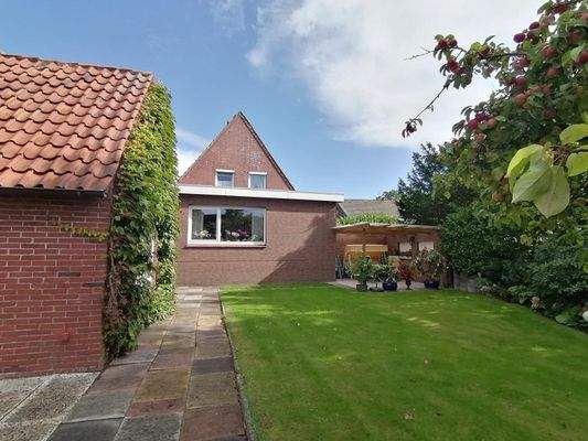 Blick vom Garten im Sommer