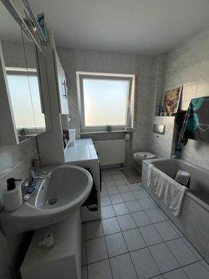 Tageslichtbad mit Wanne und Dusche.jpeg