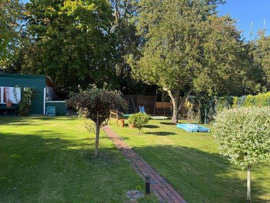 Garten mit Gartenlaube