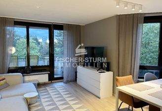 Wohnzimmer mit überdachtem Balkon