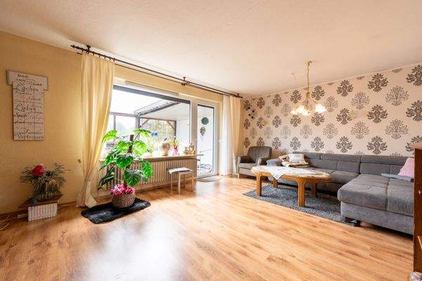 Lounge mit Zugang zur Terrasse