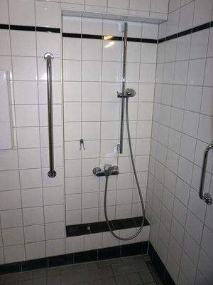 mit großer Dusche