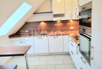 moderne Küche mit Essnische