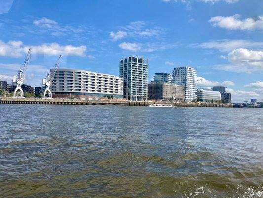 Die Türme The Crown (l) und FiftyNine (r)