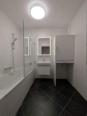 Badewanne mit Duschwand