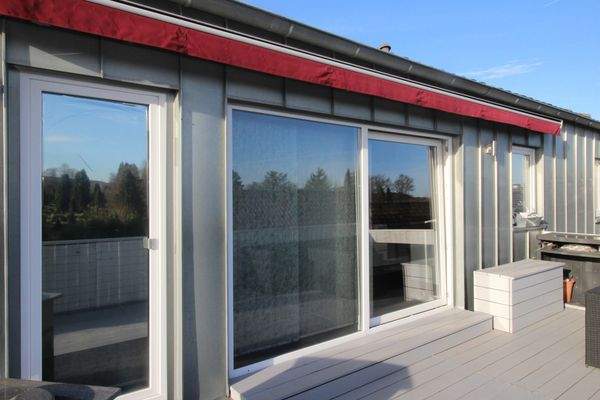 HOCHTERRASSE, GELENKARMMARKISE, TECHNISCHE ANSCHLÜSSE (r. u.)