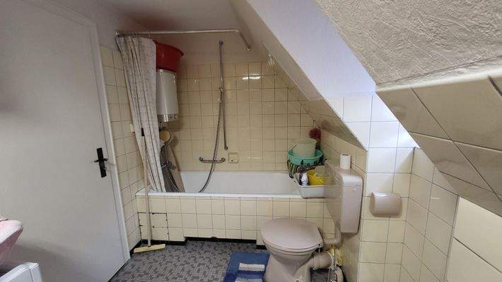 Bad im OG mit Fenster.jpg