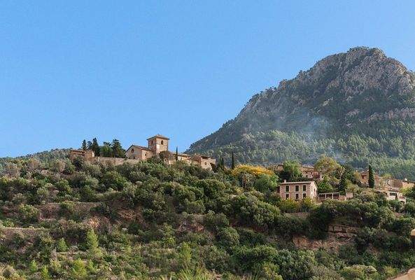 Dorfhaus mit Bergblick zum Verkauf in Deiya, Mallorca