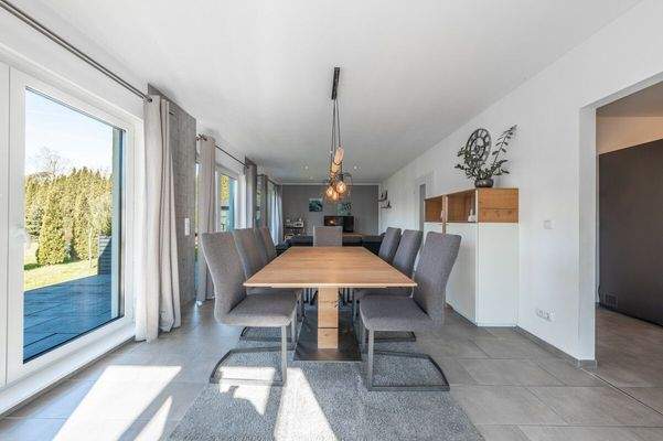 Hier findet ein Esstisch seinen Mittelpunkt