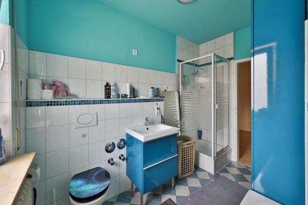 Badezimmer mit Badewanne u. Dusche 1. OG