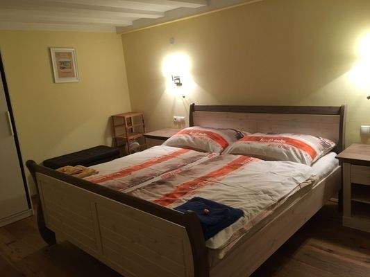 Unteres Schlafzimmer mit Doppelbett