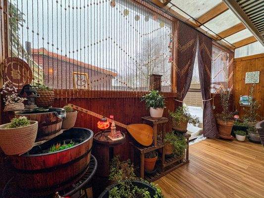 Kleiner Wasserfall mit Nutzpflanzen