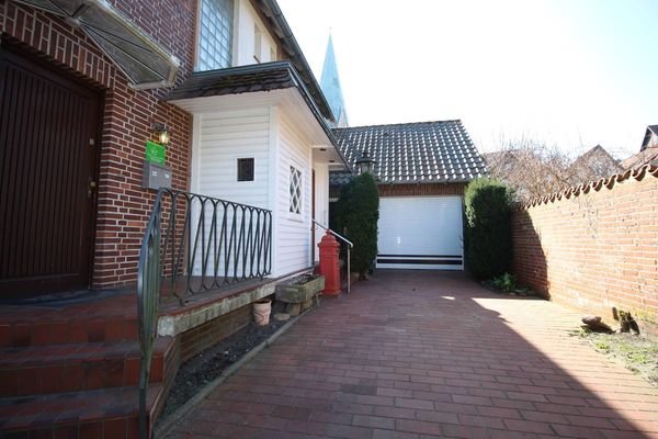 Eingang Gewerbe und Auffahrt Privatwohnung