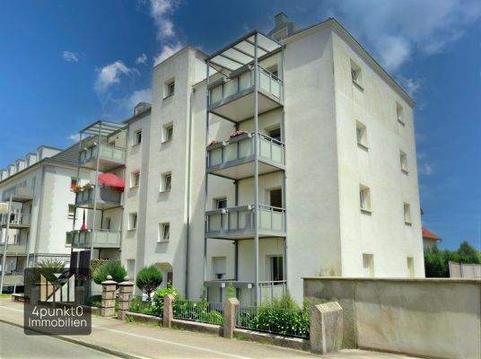 Balkon ist mit rotem Schirm