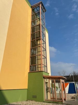 Seitenansicht mit Fahrstuhl