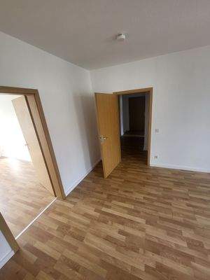 Leere Wohnung mit Holzboden