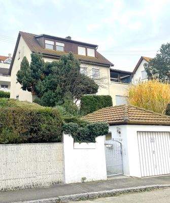 Außenansicht mit Garage