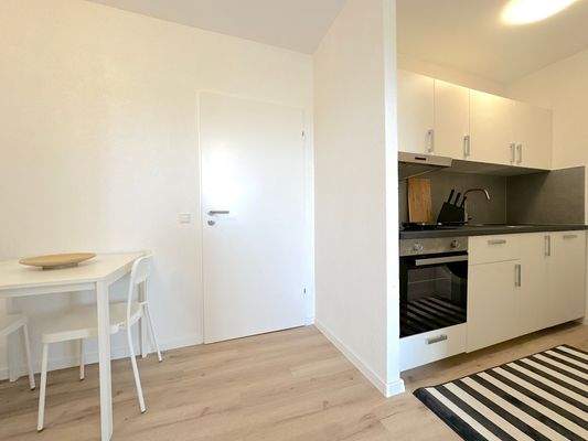 Helle Küche mit Esstisch