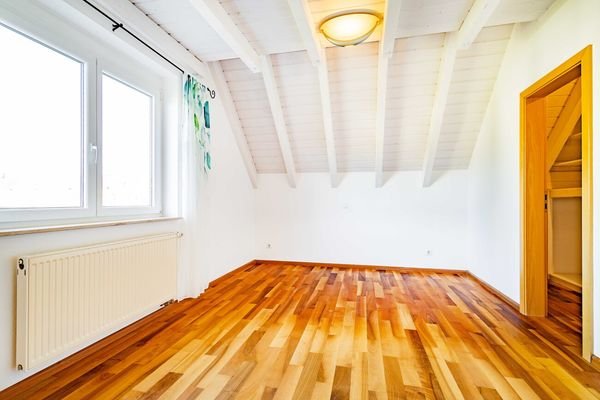 Das große Schlafzimmer mit eigener Ankleide.