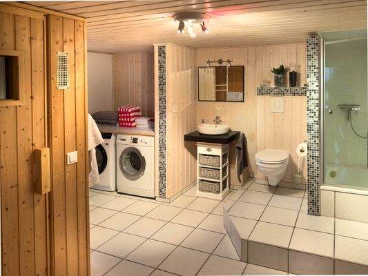 Zweites Badezimmer mit Sauna im Keller 