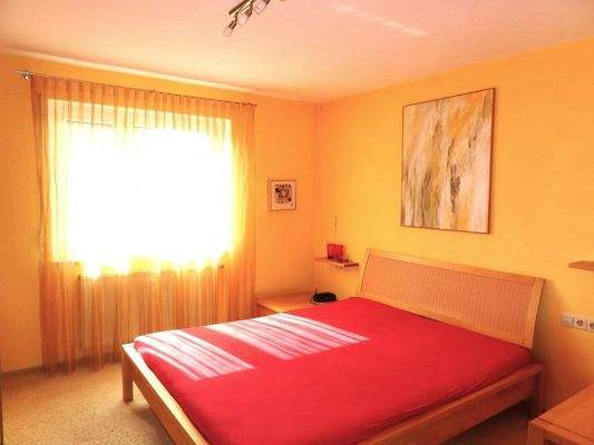 Freundliches Schlafzimmer im OG