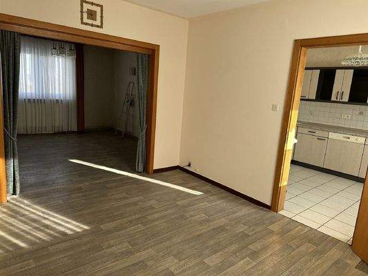 Esszimmer mit Blick in die Küche und ins Wohnzimme