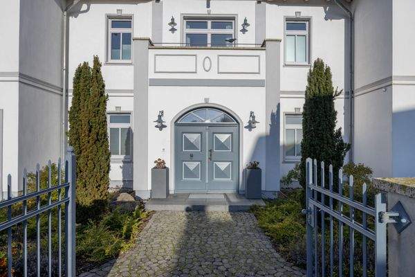 Moderne Bäderstil-Strandvilla in direkter Ostseelage mit eigenem Strandzugang DAHLER Rostock