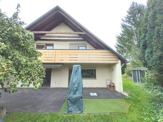 Ansicht mit Terrasse und Balkon