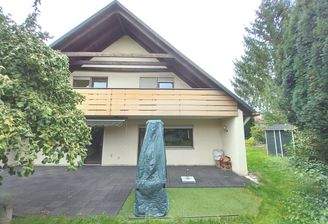 Ansicht mit Terrasse und Balkon