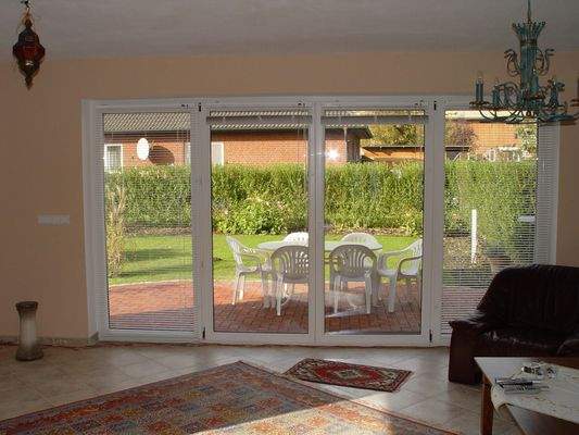 Wohnzimmer Erdgeschoss mit großem Terrassenelement (Aufnahme aus dem Jahr 2008)