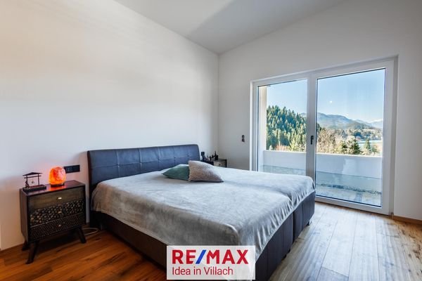 Schlafzimmer mit Ausgang auf den Balkon