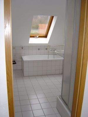 DG li., Bad mit Wanne + Dusche