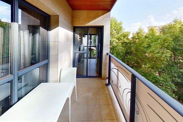 Überdachter Balkon mit Süd-West-Ausrichtung