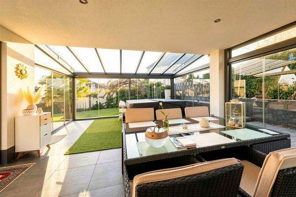 überdachte Terrasse mit Wintergarten
