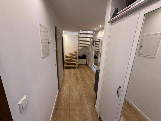 Flur mit Treppe nach oben 