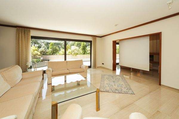 In die Decke integrierte Leinwand