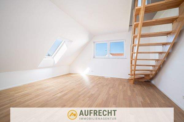 helle Räumlichkeit mit Zugang zum Dachgeschoss