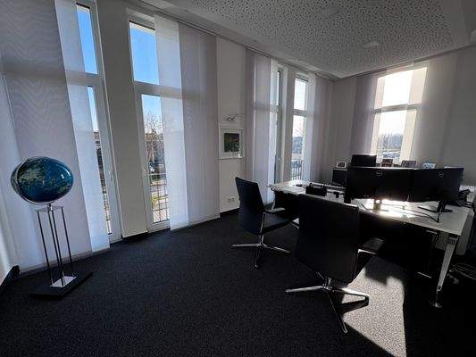 Chefbüro mit bodentiefen Fenstern
